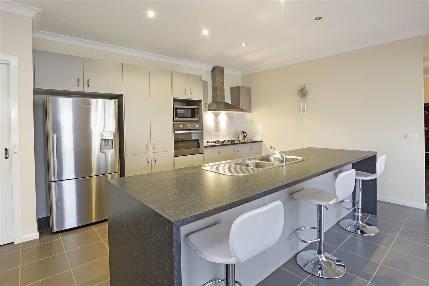 19 Canterbury Road East, LARA VIC 3212, Lara - Thumbnail 3