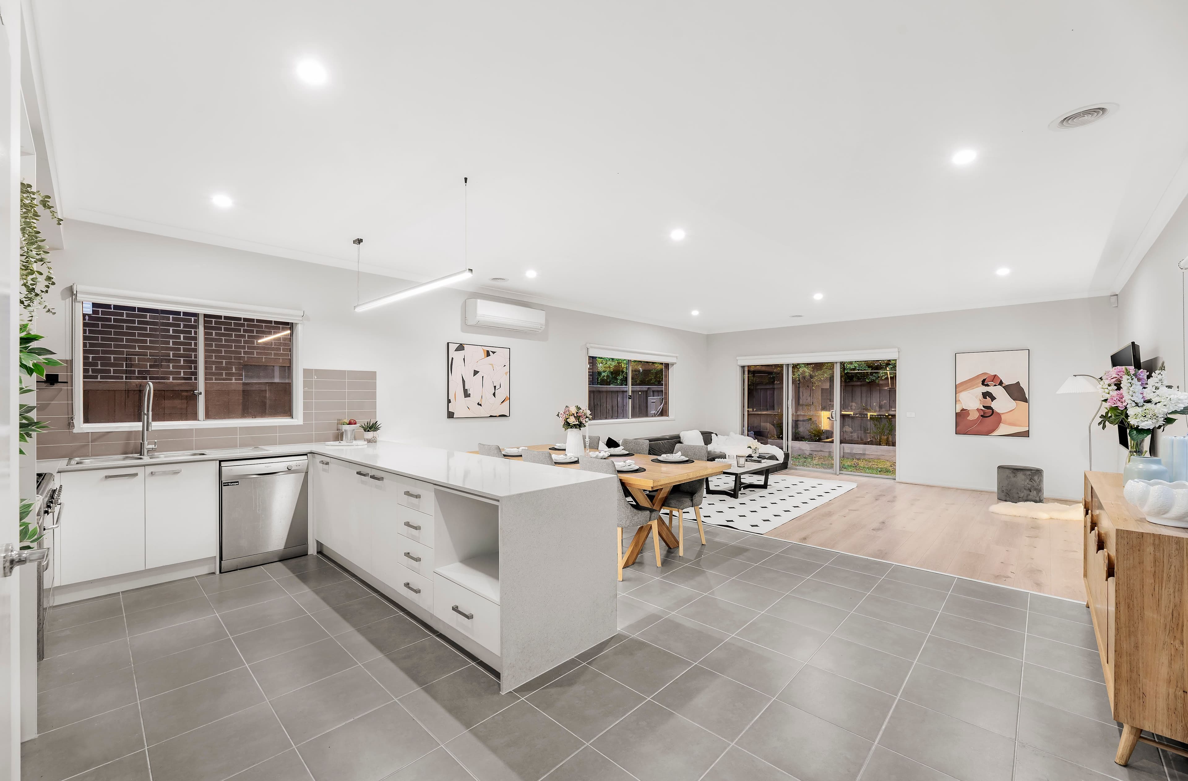52 Viewmont Street, Wantirna South VIC 3152, Wantirna South - Thumbnail 2