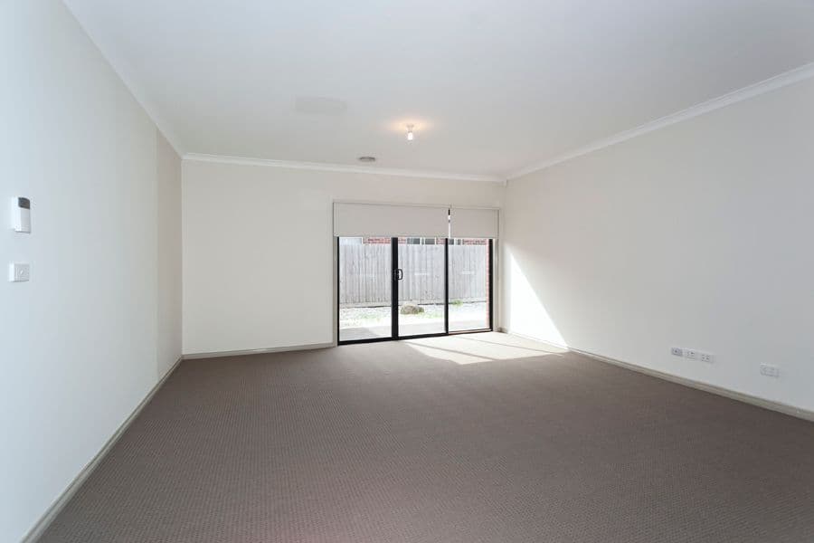 44 Howardson Circuit, ST ALBANS VIC 3021, St Albans - Thumbnail 3