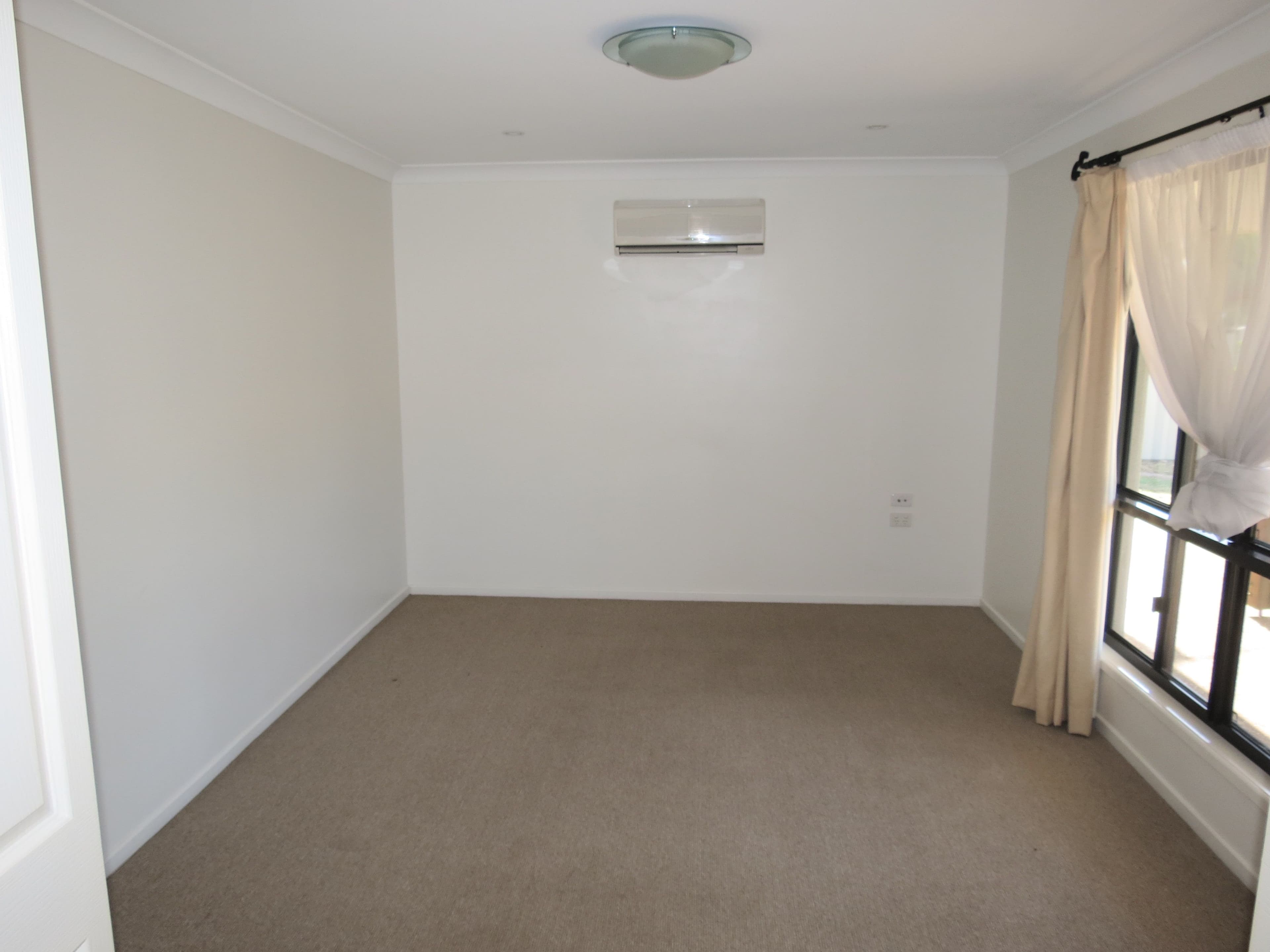 21 Crinum Crescent, Emerald QLD 4720, Emerald - Thumbnail 2