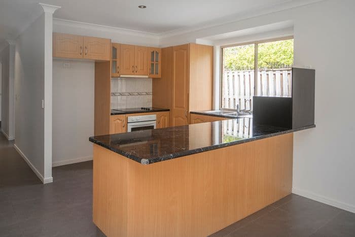 10 Enderbury Crescent, PACIFIC PINES QLD 4211, Pacific Pines - Thumbnail 2