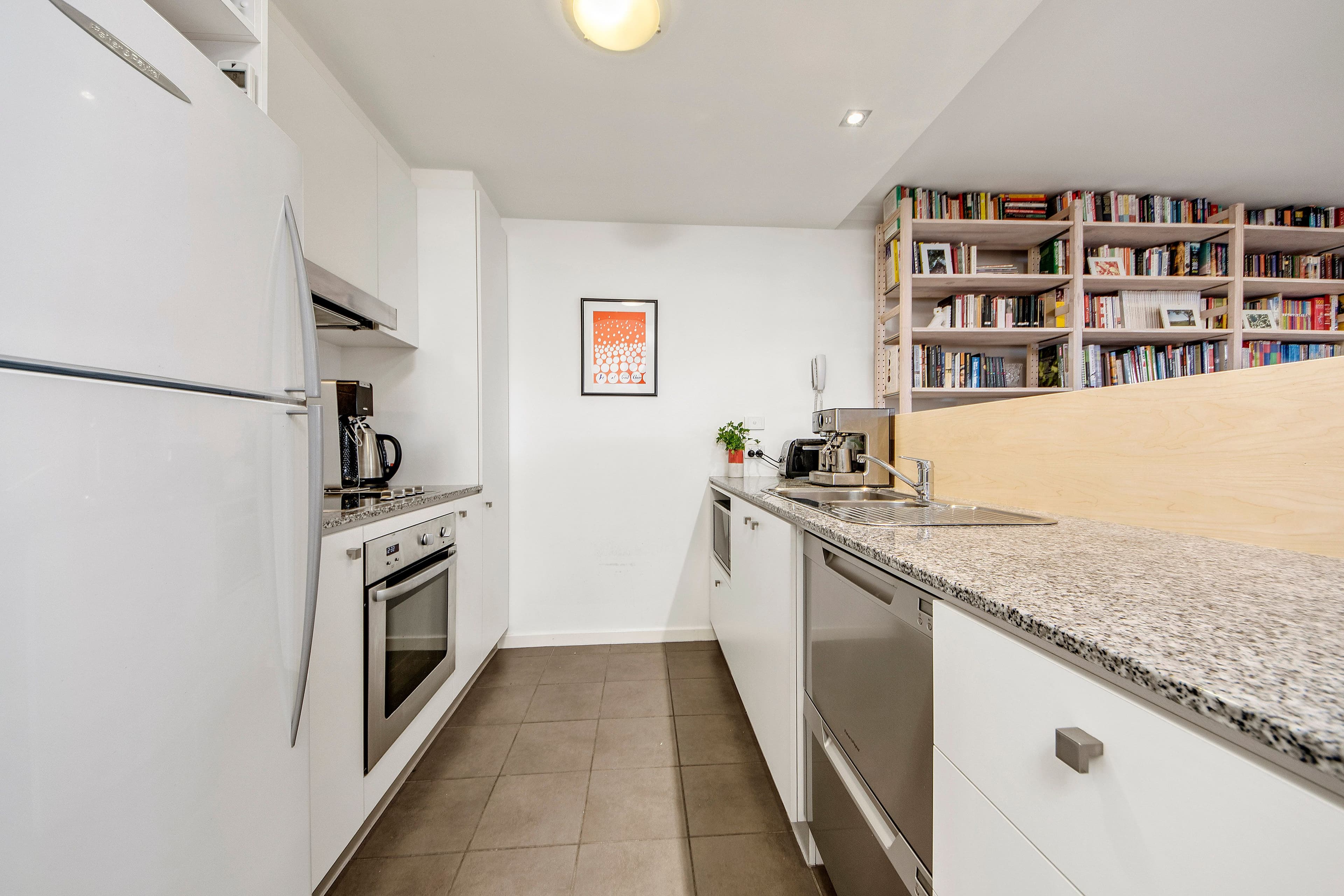 16 Wakefield Avenue, Braddon ACT 2612, Braddon - Thumbnail 2