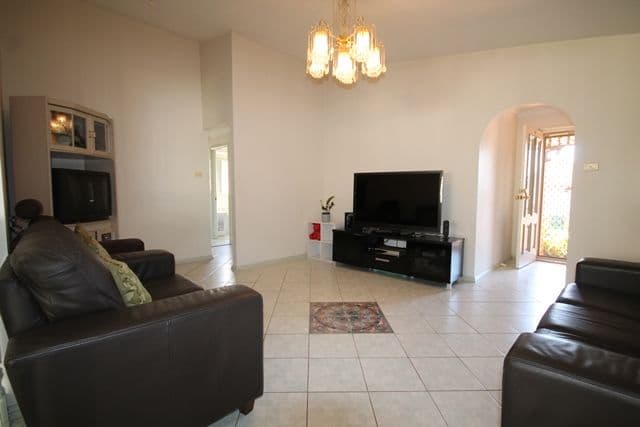 1 Ashford Close, Hinchinbrook - Thumbnail 2