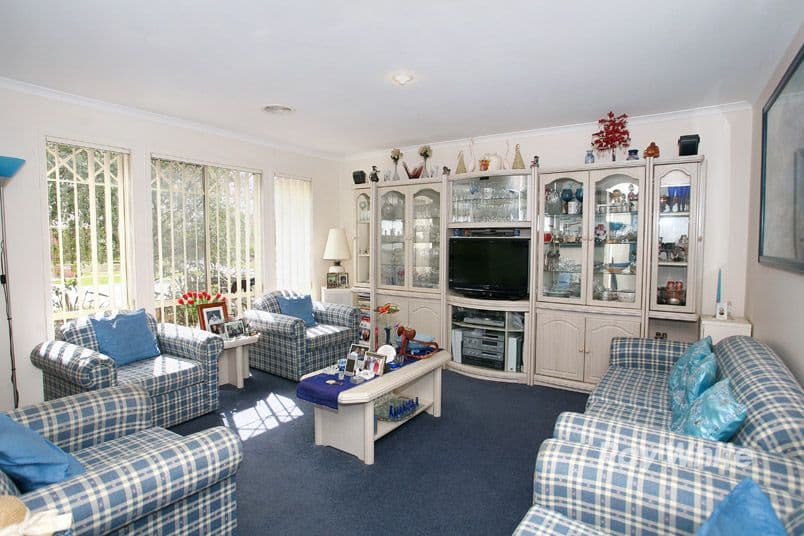 9 Foxwood Drive, CRANBOURNE EAST VIC 3977, Cranbourne East - Thumbnail 2