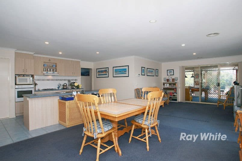 9 Foxwood Drive, CRANBOURNE EAST VIC 3977, Cranbourne East - Thumbnail 4