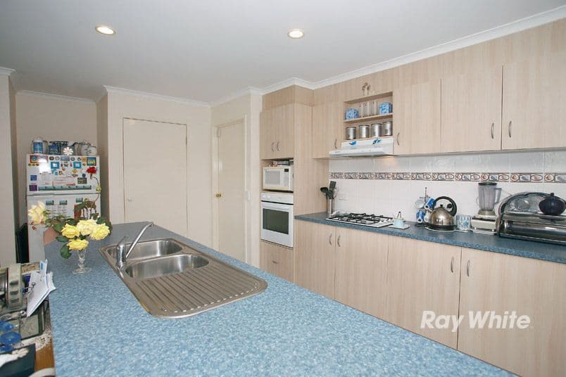 9 Foxwood Drive, CRANBOURNE EAST VIC 3977, Cranbourne East - Thumbnail 6
