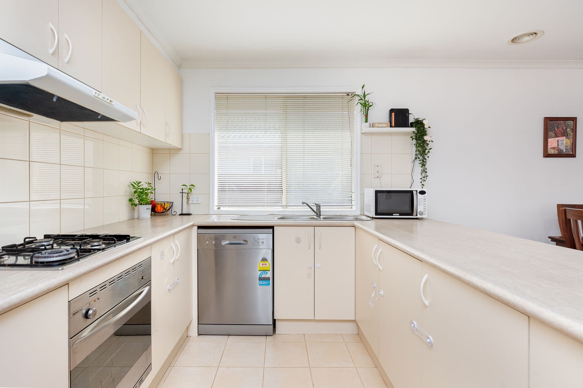 4 Kimbarra Drive, Berwick VIC 3806, Berwick - Thumbnail 2