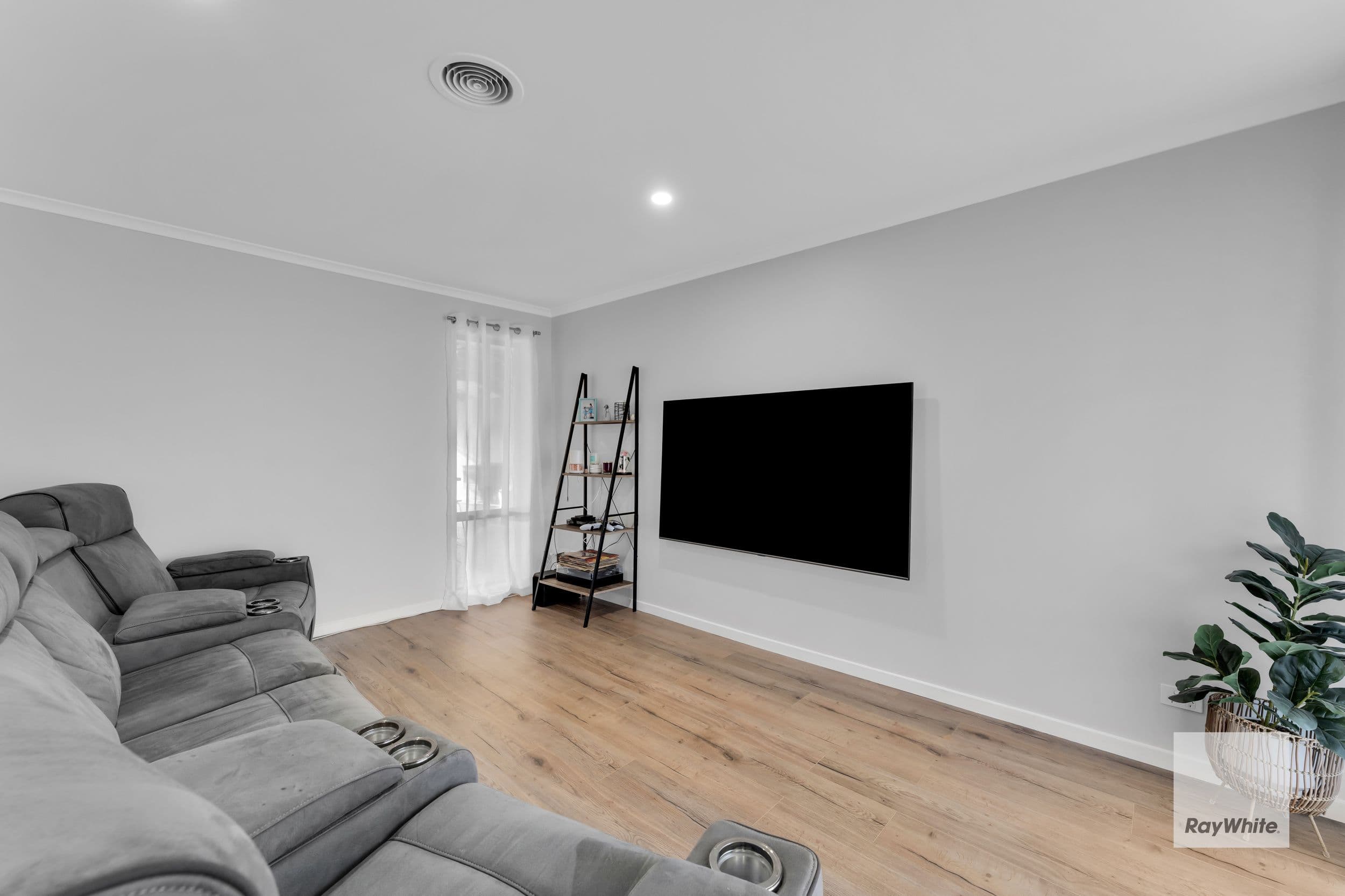 7 Silvana Way, Hillside VIC 3037, Hillside - Thumbnail 2
