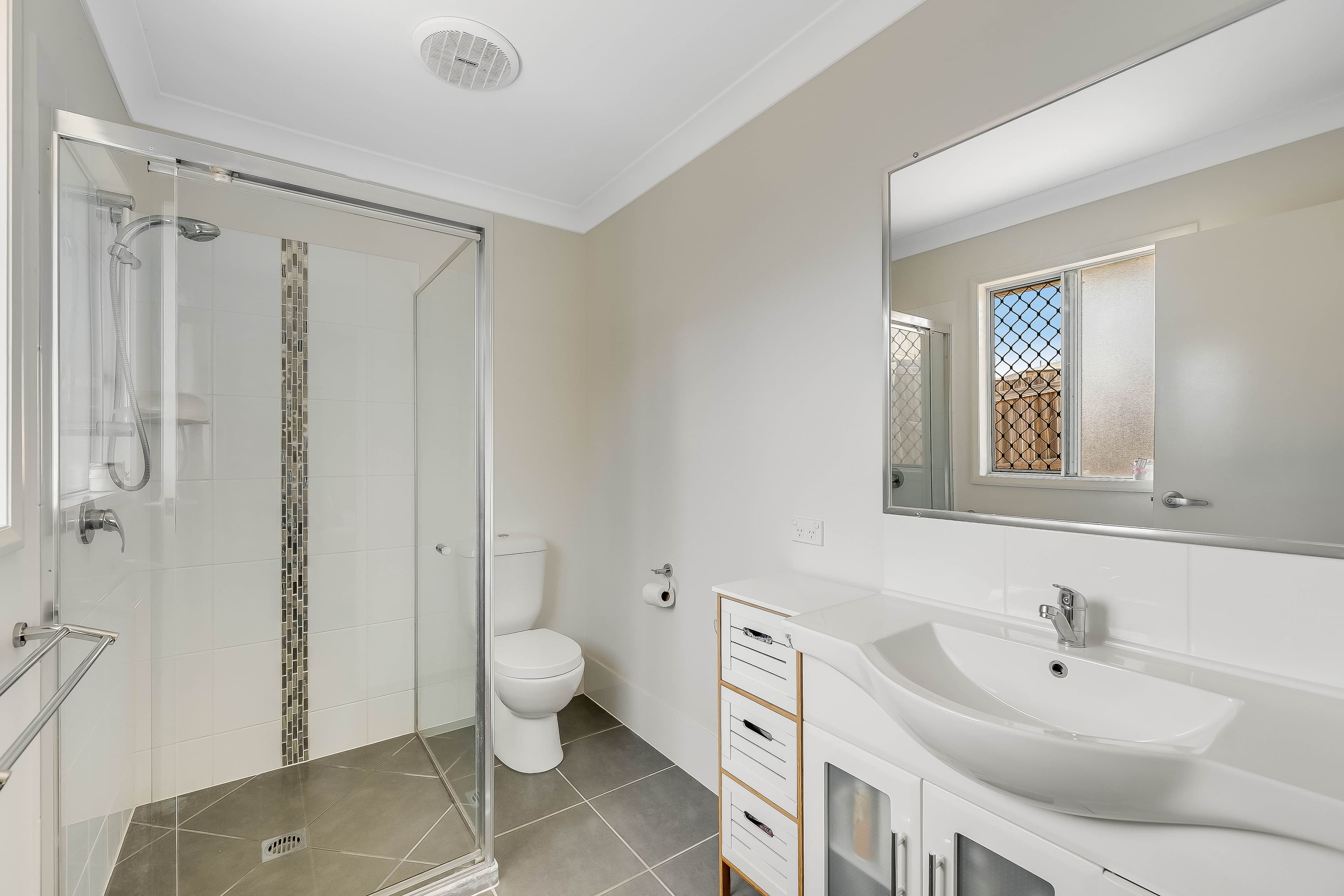 15 Adelaide Street, Cranley QLD 4350, Cranley - Thumbnail 7