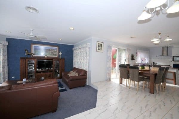 14 Greenslopes Drive, CARRUM DOWNS VIC 3201, Carrum Downs - Thumbnail 2