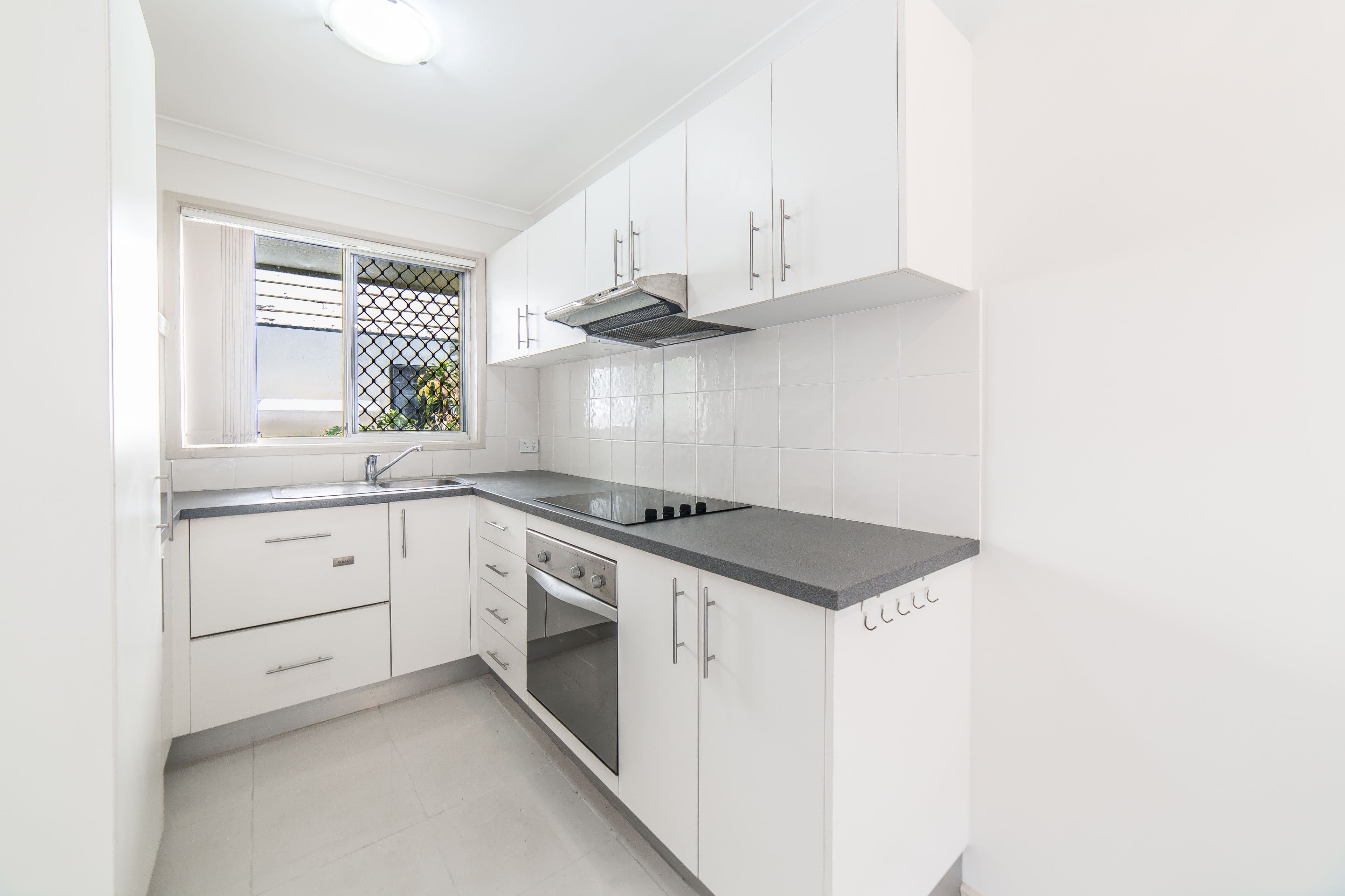 15 Kerr Avenue, Southport QLD 4215, Southport - Thumbnail 6