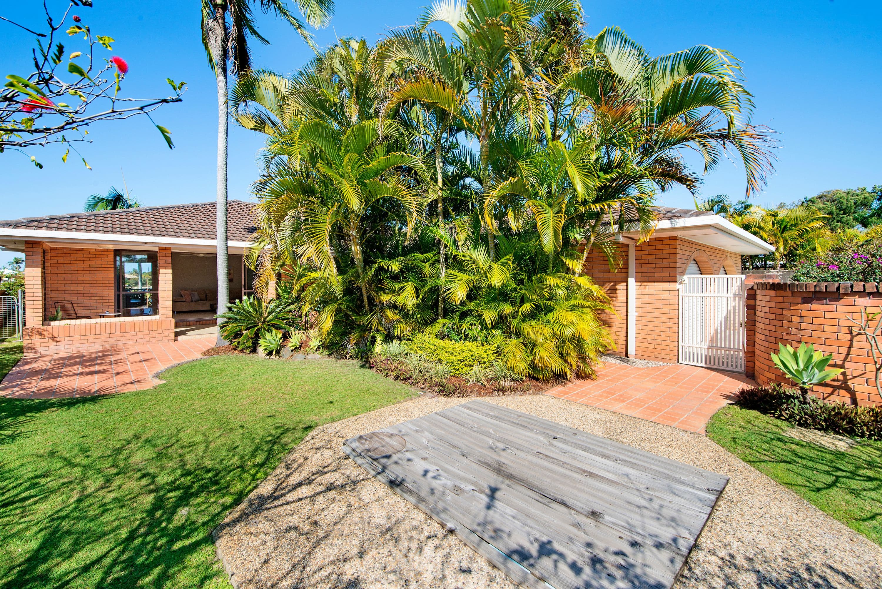 208 Sunshine Boulevard, Mermaid Waters QLD 4218, Mermaid Waters - Thumbnail 6
