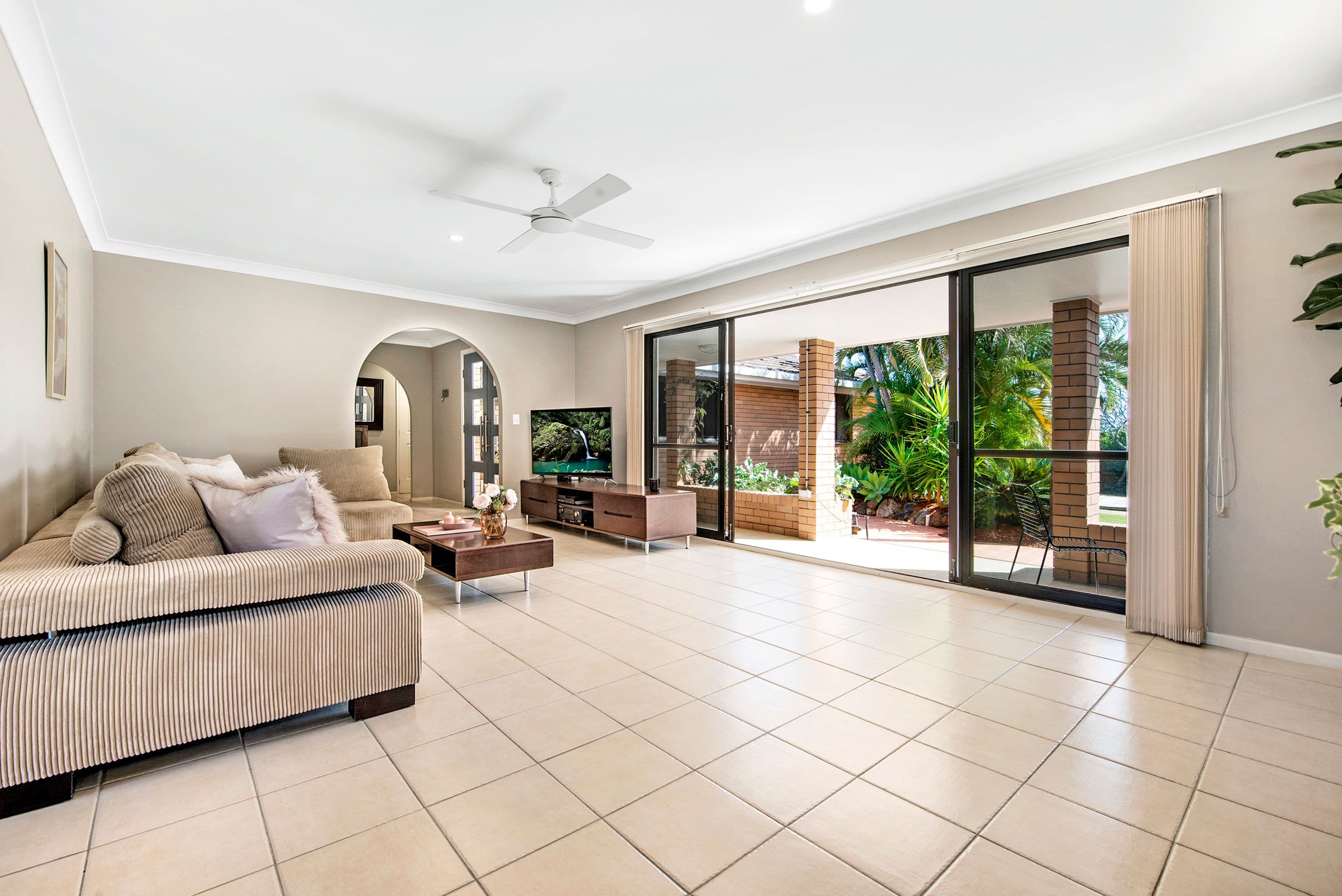 208 Sunshine Boulevard, Mermaid Waters QLD 4218, Mermaid Waters - Thumbnail 8