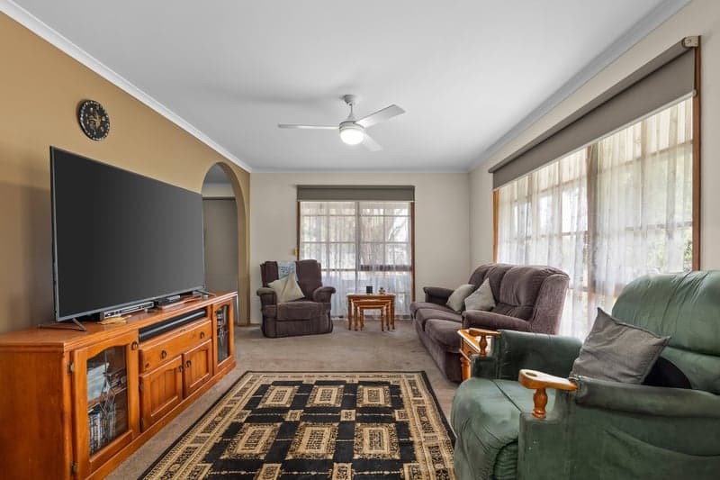1 Lorraine Court, Pakenham - Thumbnail 2