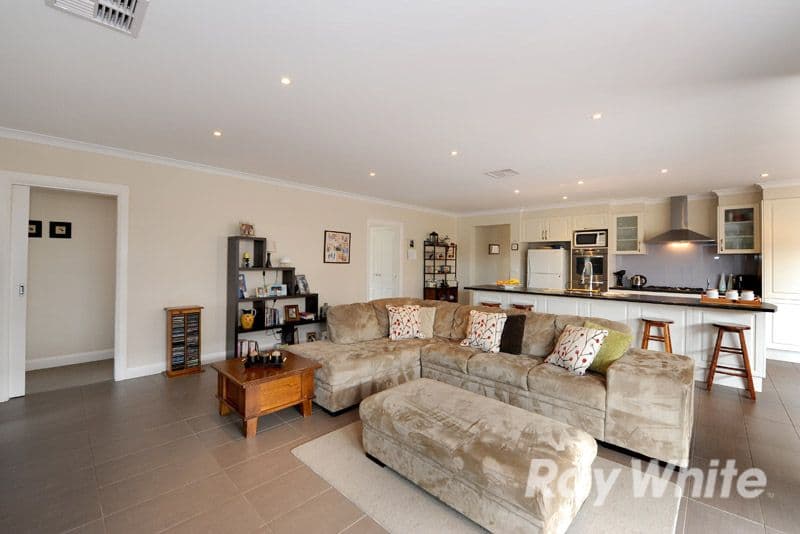 8 Southgate Drive, BERWICK VIC 3806, Berwick - Thumbnail 2
