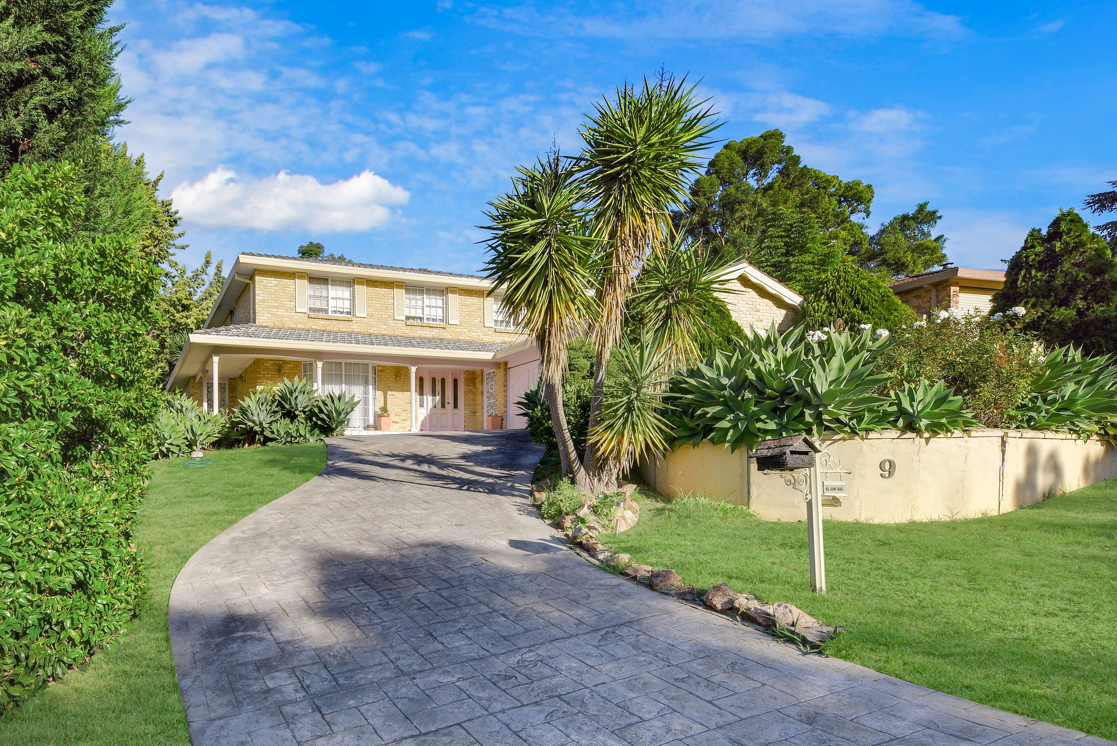 9 Lyndhurst Place, Glen Alpine - Image 1