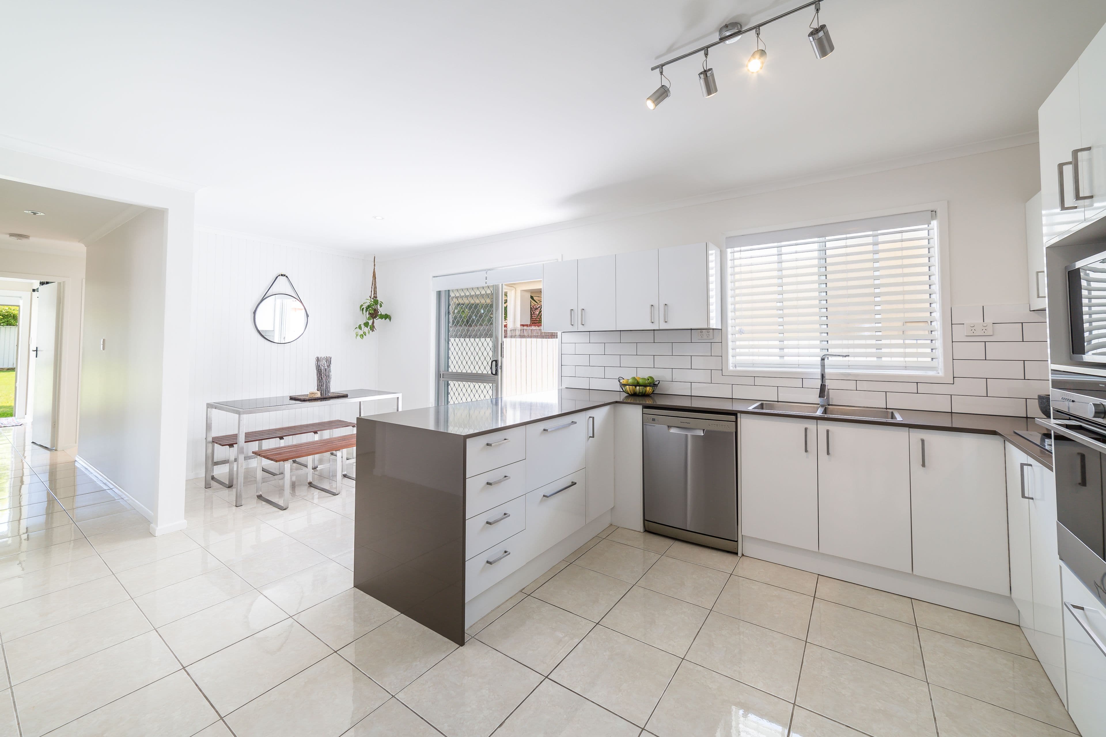 9 Dunbarton Avenue, Sorrento QLD 4217, Sorrento - Thumbnail 4