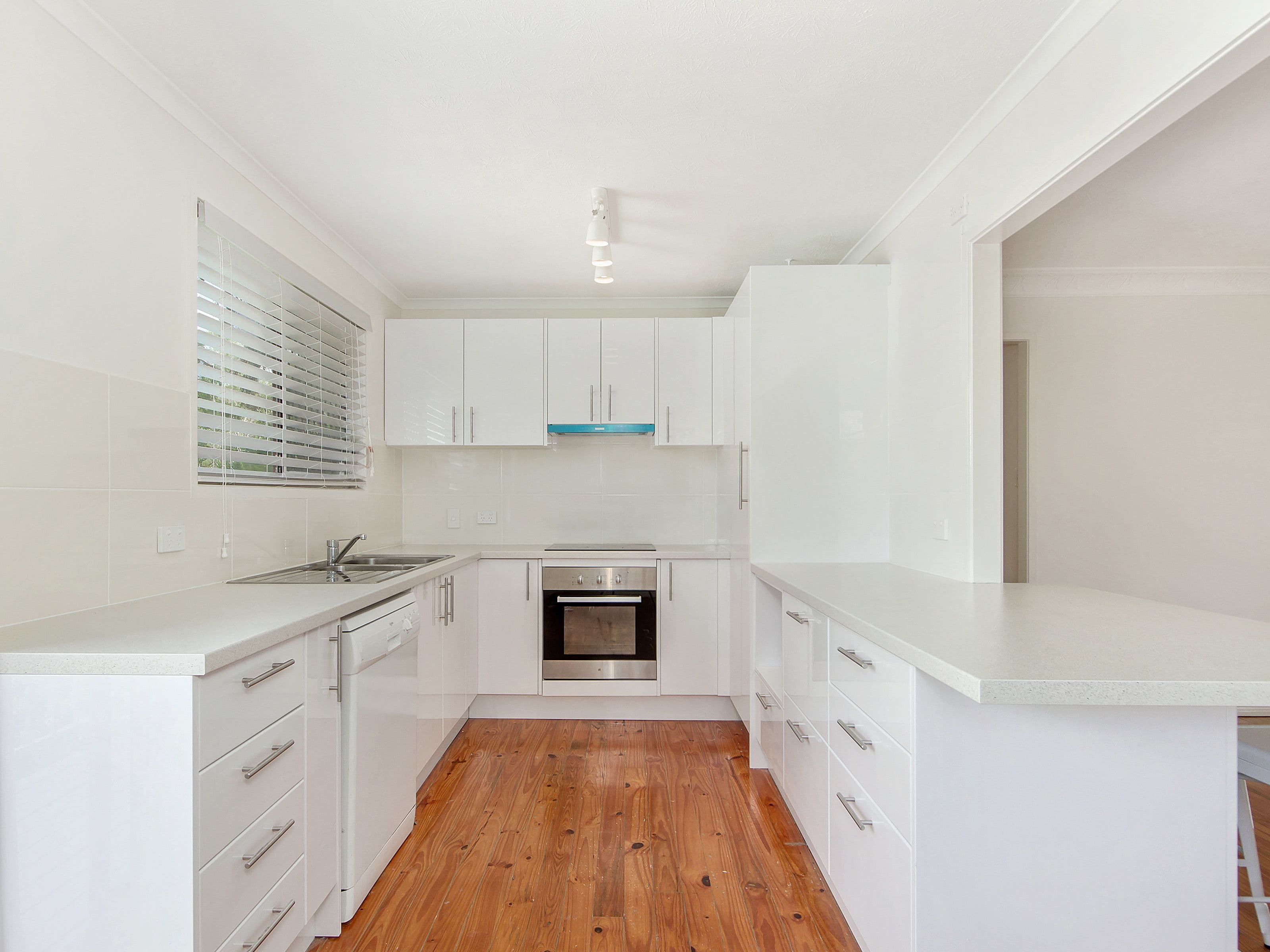 25 Warana Avenue, Southport QLD 4215, Southport - Thumbnail 4