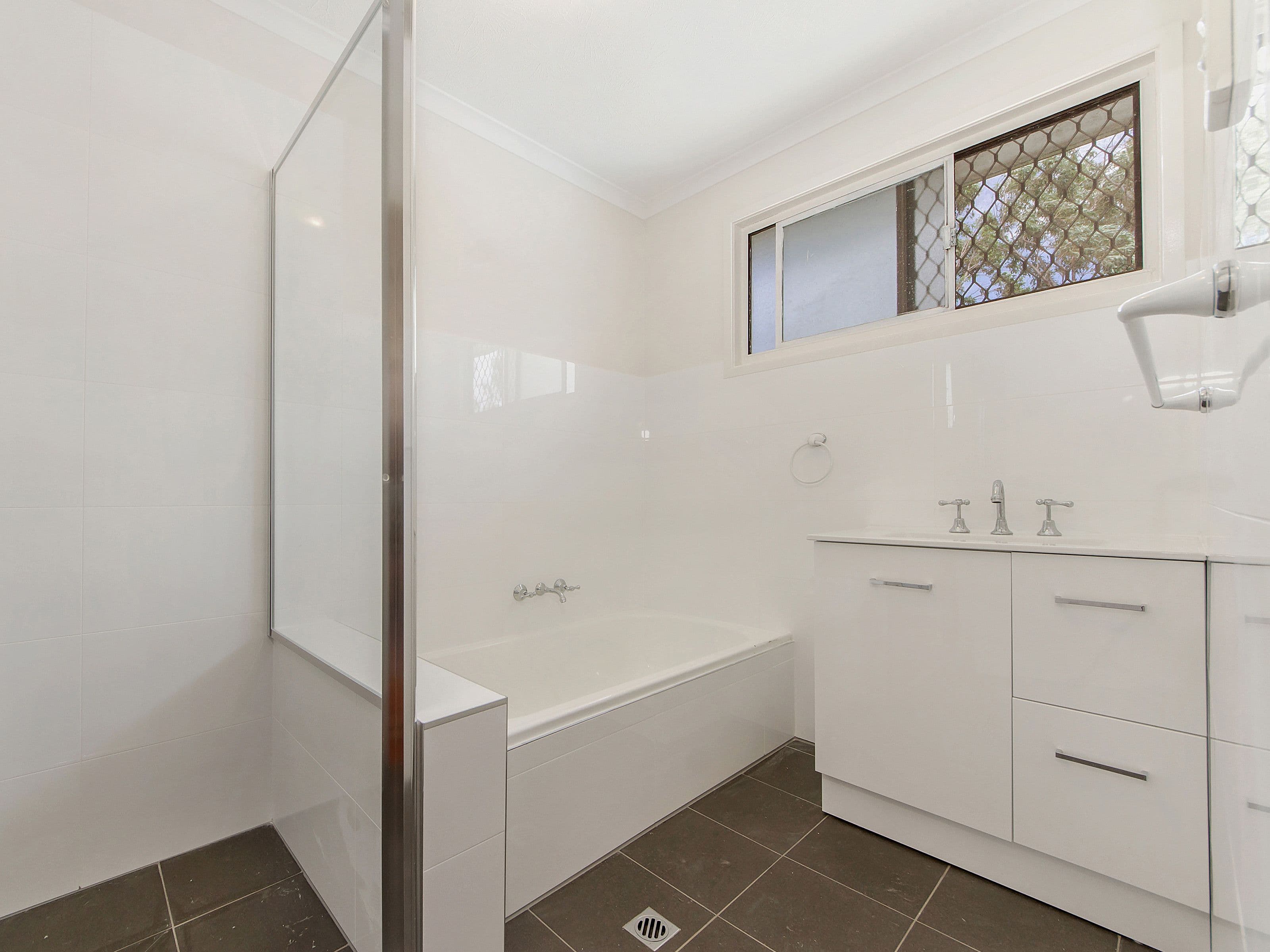 25 Warana Avenue, Southport QLD 4215, Southport - Thumbnail 7