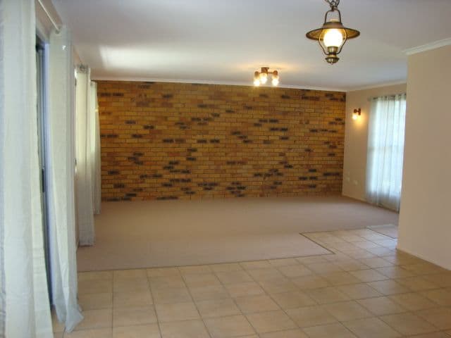 8 Rosewood Drive, STRATHPINE QLD 4500, Strathpine - Thumbnail 3
