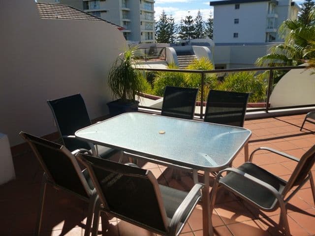 5 Fourth Avenue, BURLEIGH HEADS QLD 4220, Burleigh Heads - Thumbnail 2