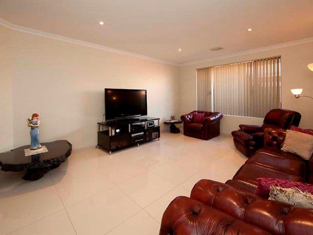 284 Fraser Road North, CANNING VALE WA 6155, Canning Vale - Thumbnail 2