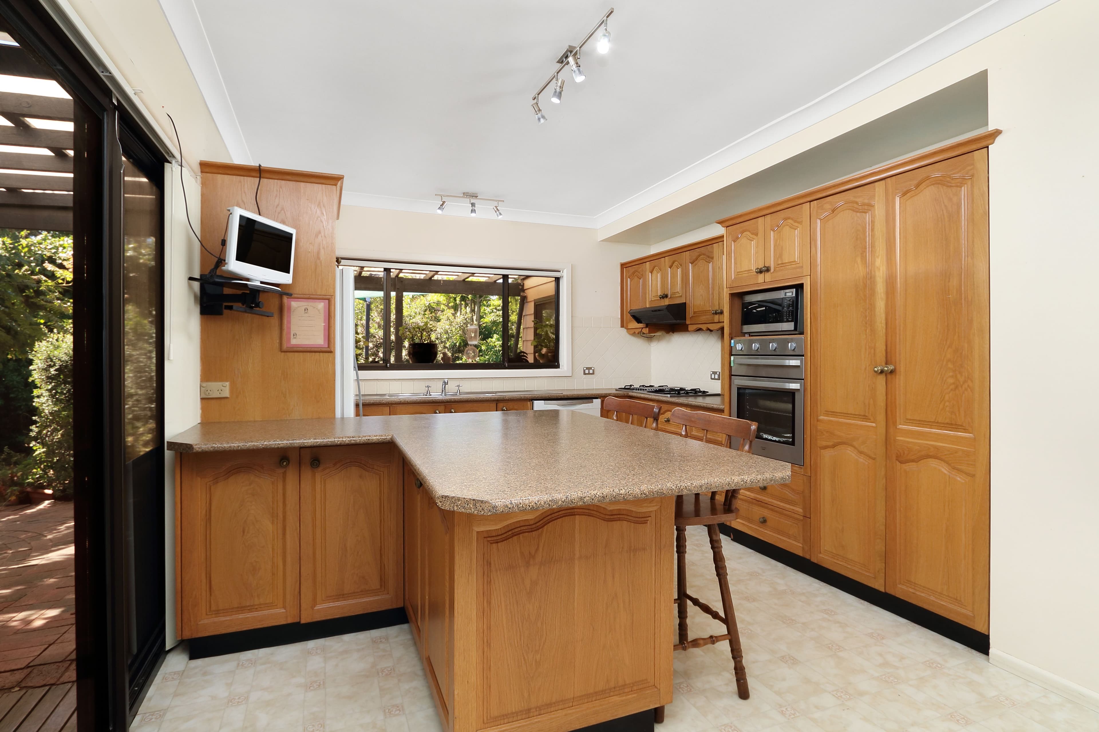 3 Taffs Avenue, Lugarno NSW 2210, Lugarno - Thumbnail 4
