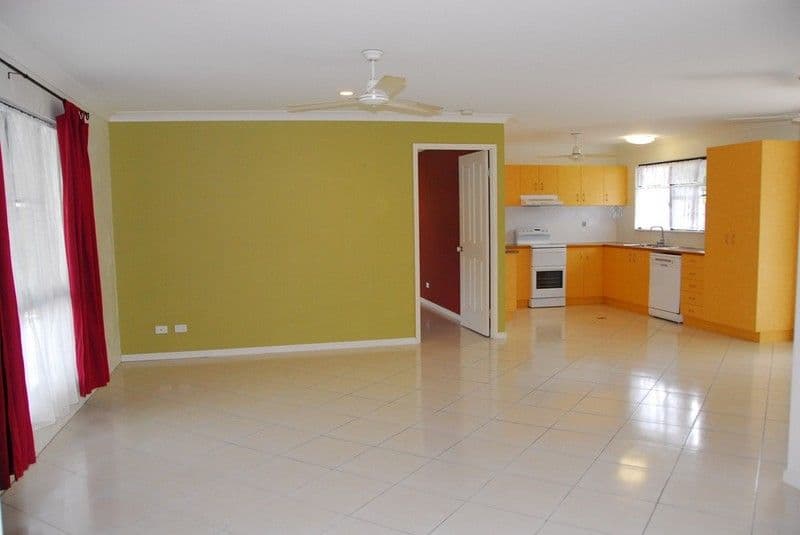 2 Shelley Close, CANNONVALE QLD 4802, Cannonvale - Thumbnail 2