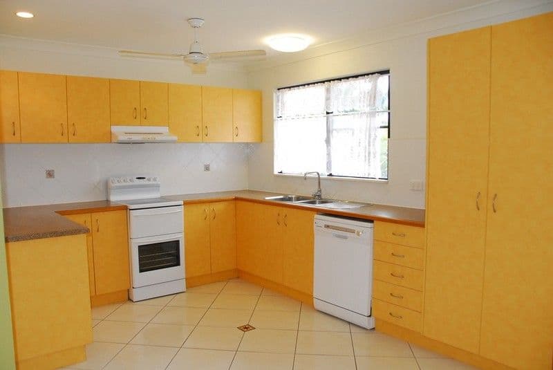 2 Shelley Close, CANNONVALE QLD 4802, Cannonvale - Thumbnail 3