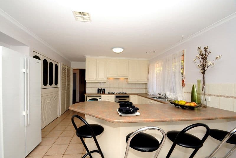 8 King Arthur Drive, GLEN WAVERLEY VIC 3150, Glen Waverley - Thumbnail 3