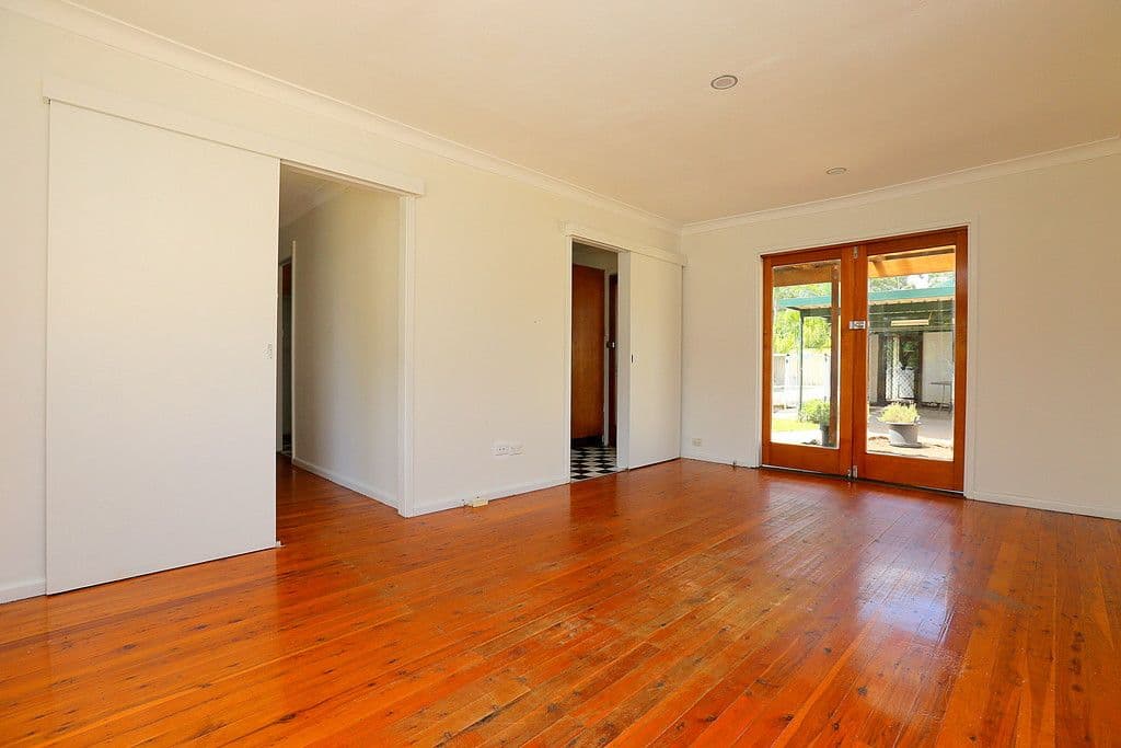 4 Owen Road, Georges Hall - Thumbnail 2