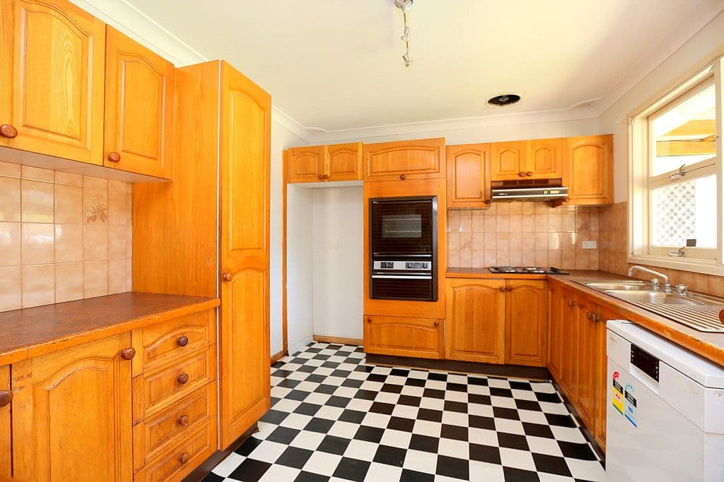 4 Owen Road, Georges Hall - Thumbnail 3