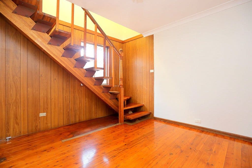4 Owen Road, Georges Hall - Thumbnail 4