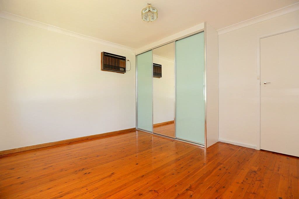 4 Owen Road, Georges Hall - Thumbnail 8