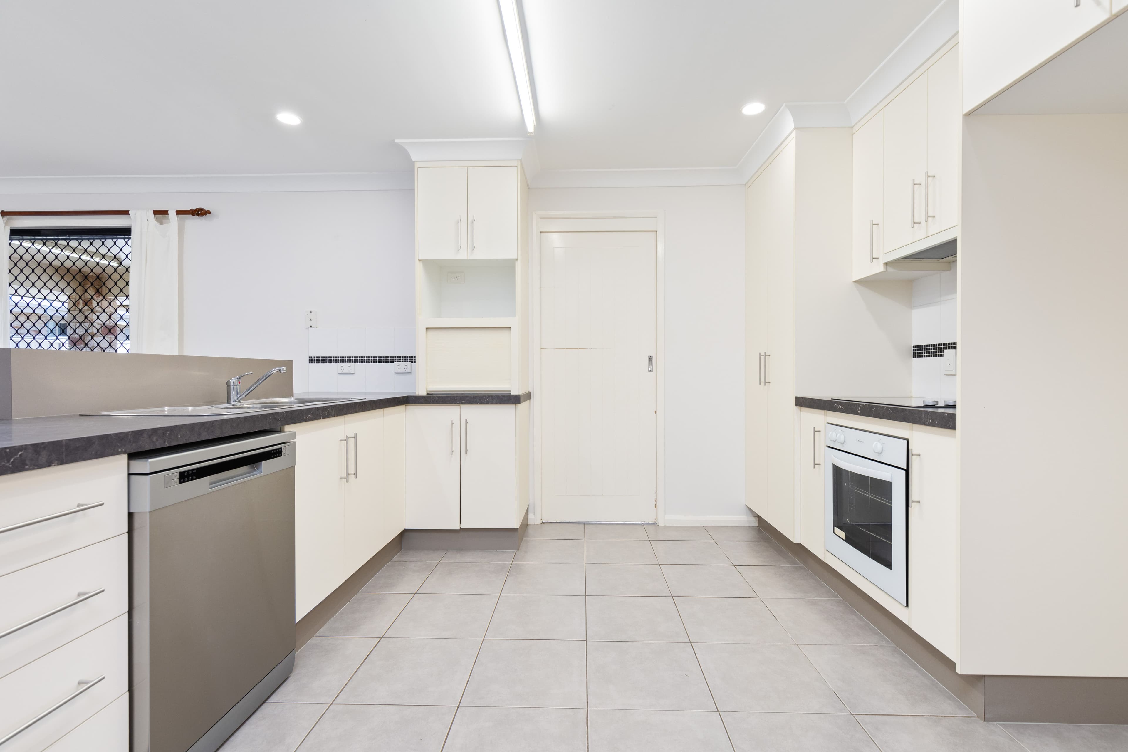 16 Coldstream Street, Emerald QLD 4720, Emerald - Thumbnail 5