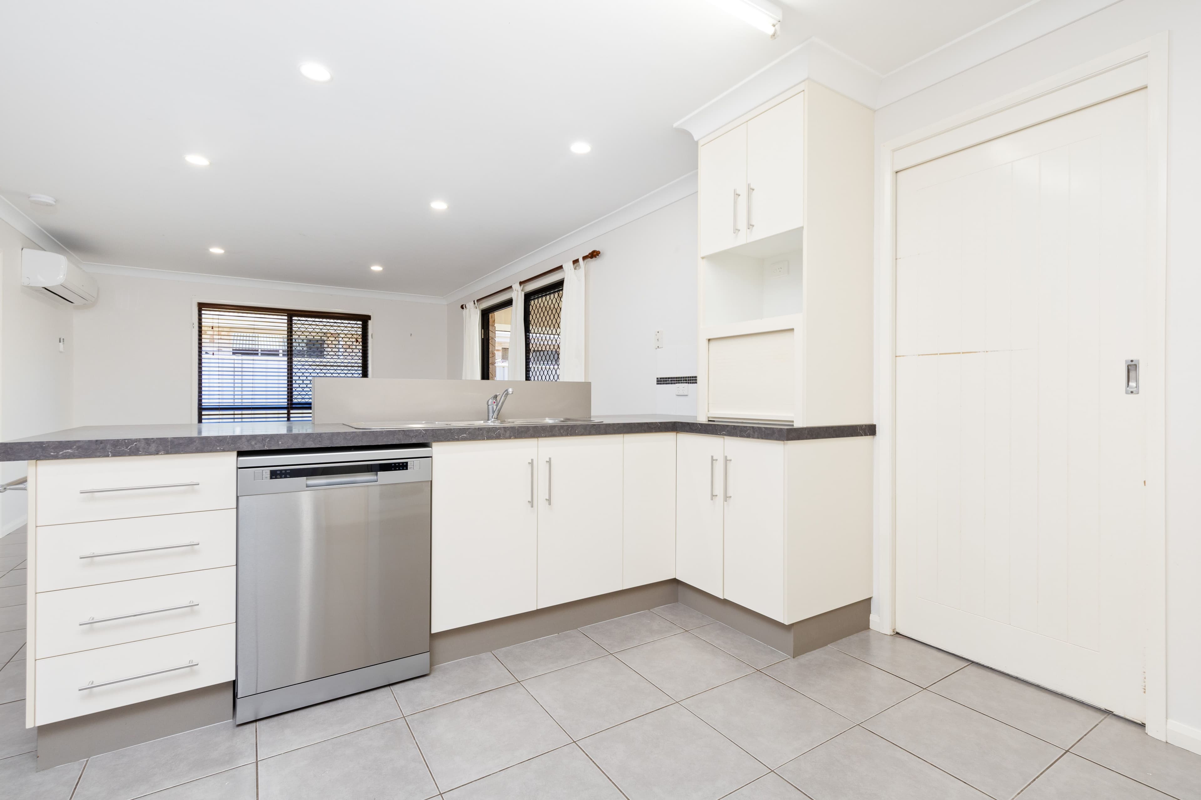 16 Coldstream Street, Emerald QLD 4720, Emerald - Thumbnail 7