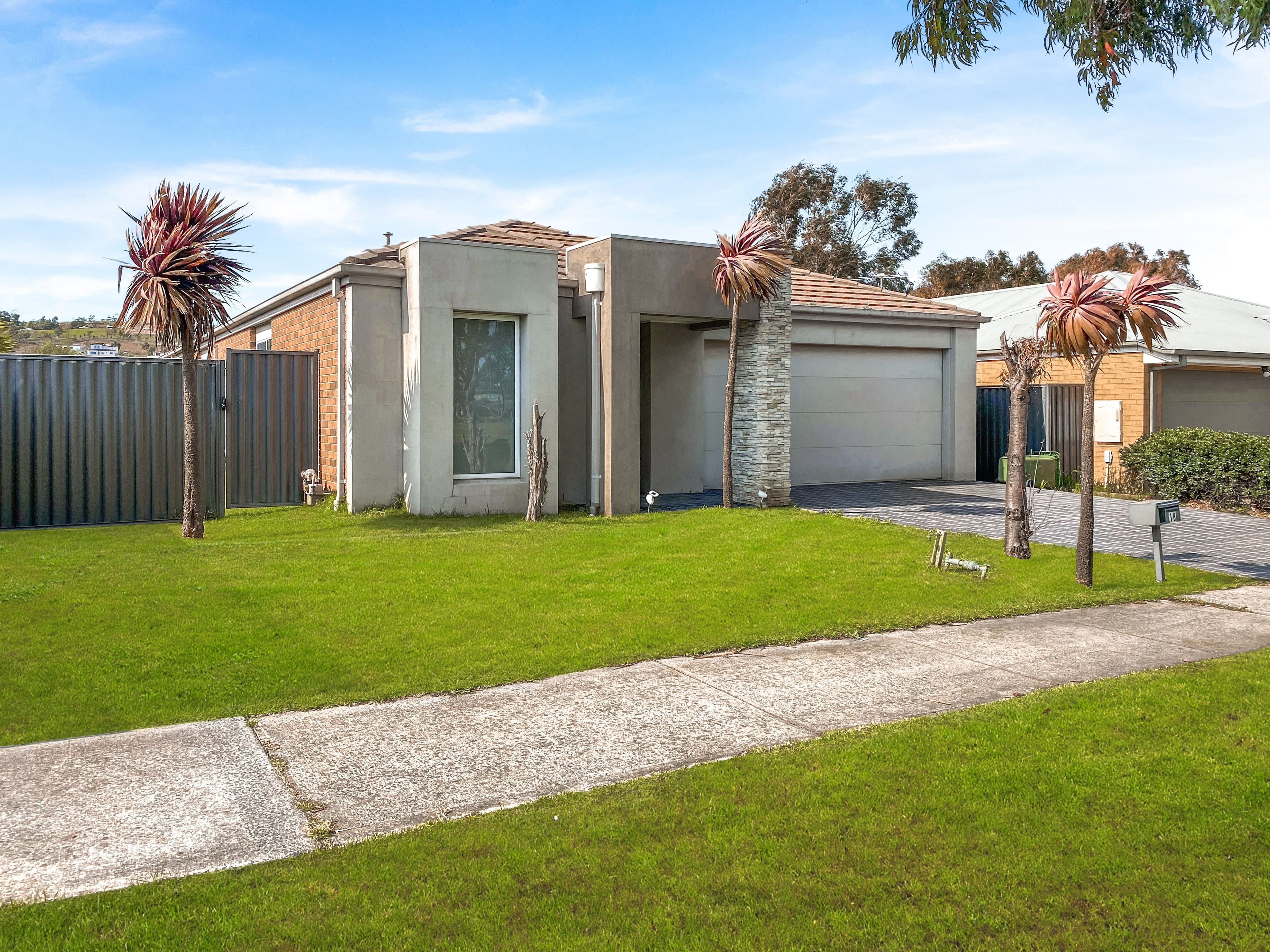 18 Walnut Way, Pakenham VIC 3810, Pakenham - Thumbnail 2
