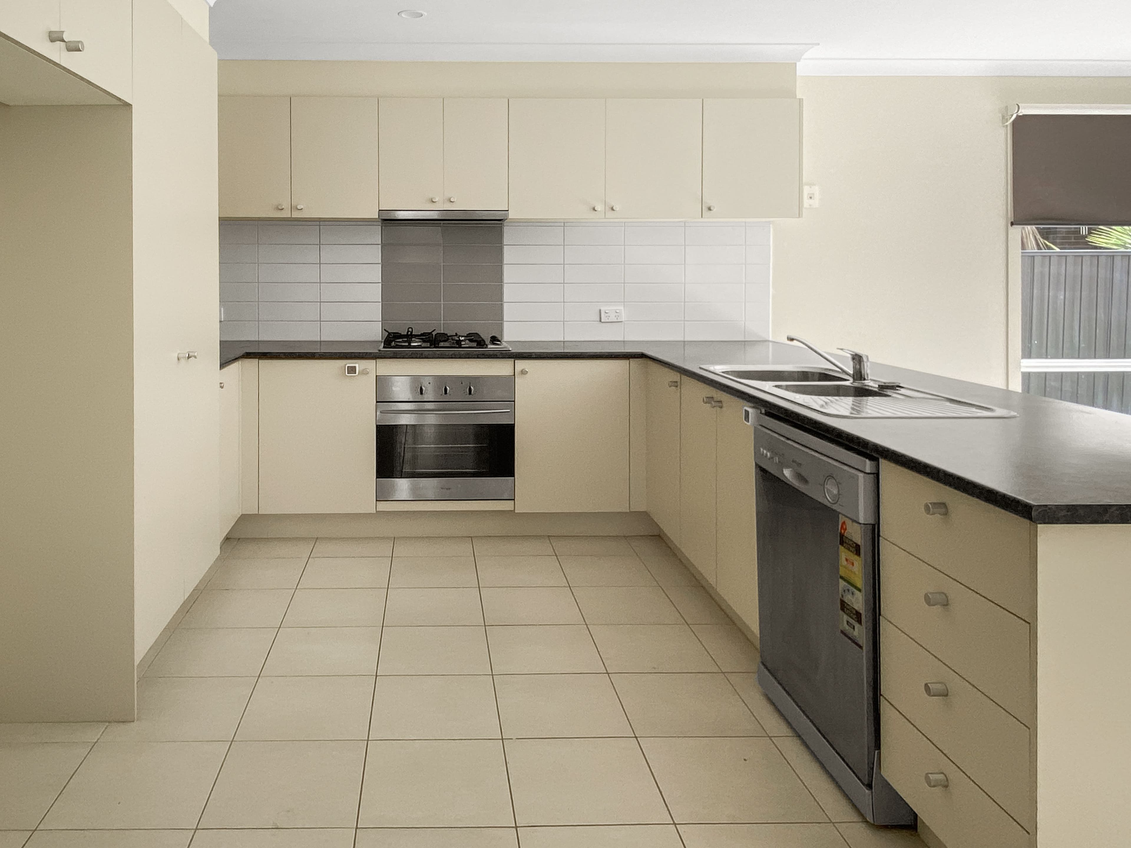18 Walnut Way, Pakenham VIC 3810, Pakenham - Thumbnail 3