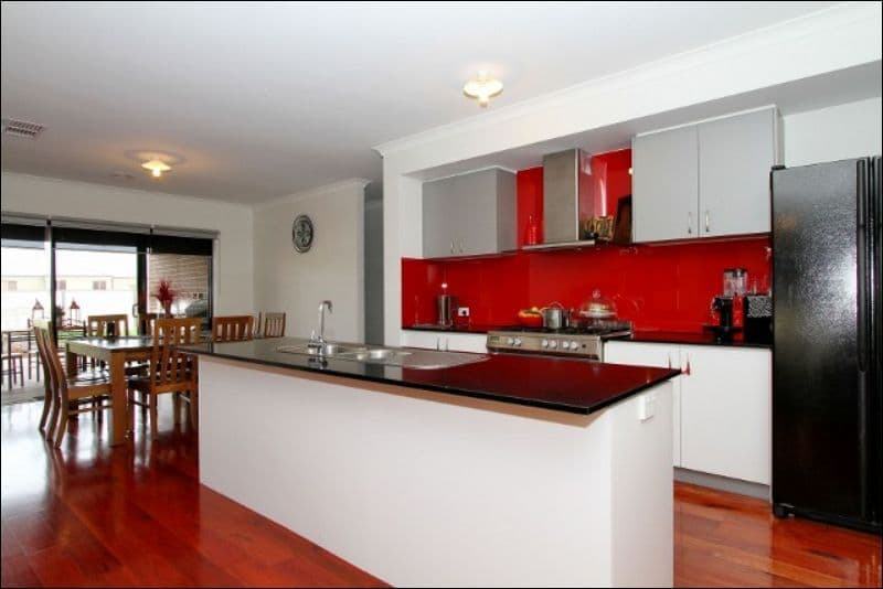 28 Jacaranda Drive, TAYLORS HILL VIC 3037, Taylors Hill - Thumbnail 2