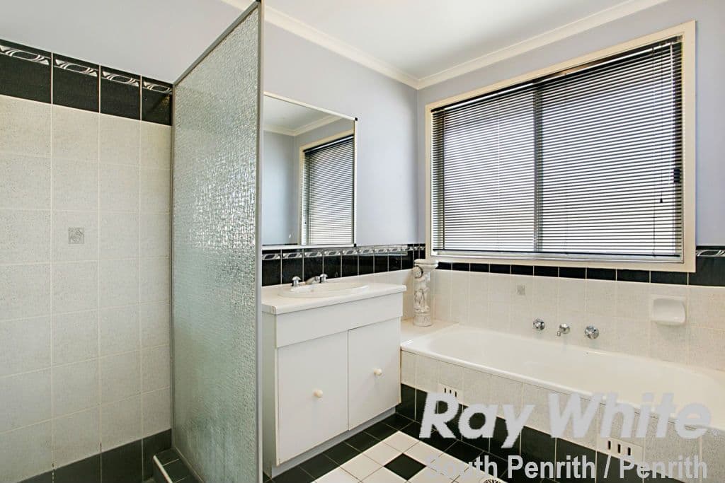 12 Chopin Crescent, Claremont Meadows - Thumbnail 7