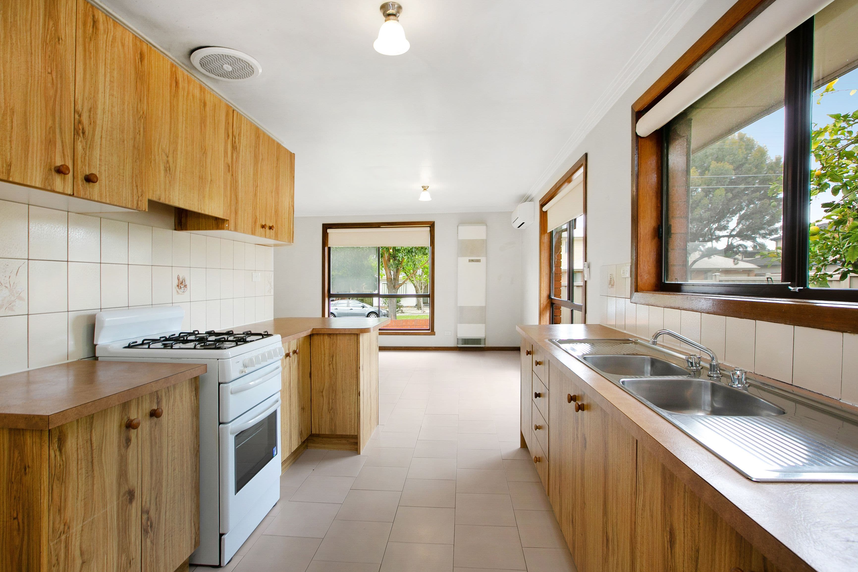 102 Rathcown Road, Reservoir VIC 3073, Reservoir - Thumbnail 4