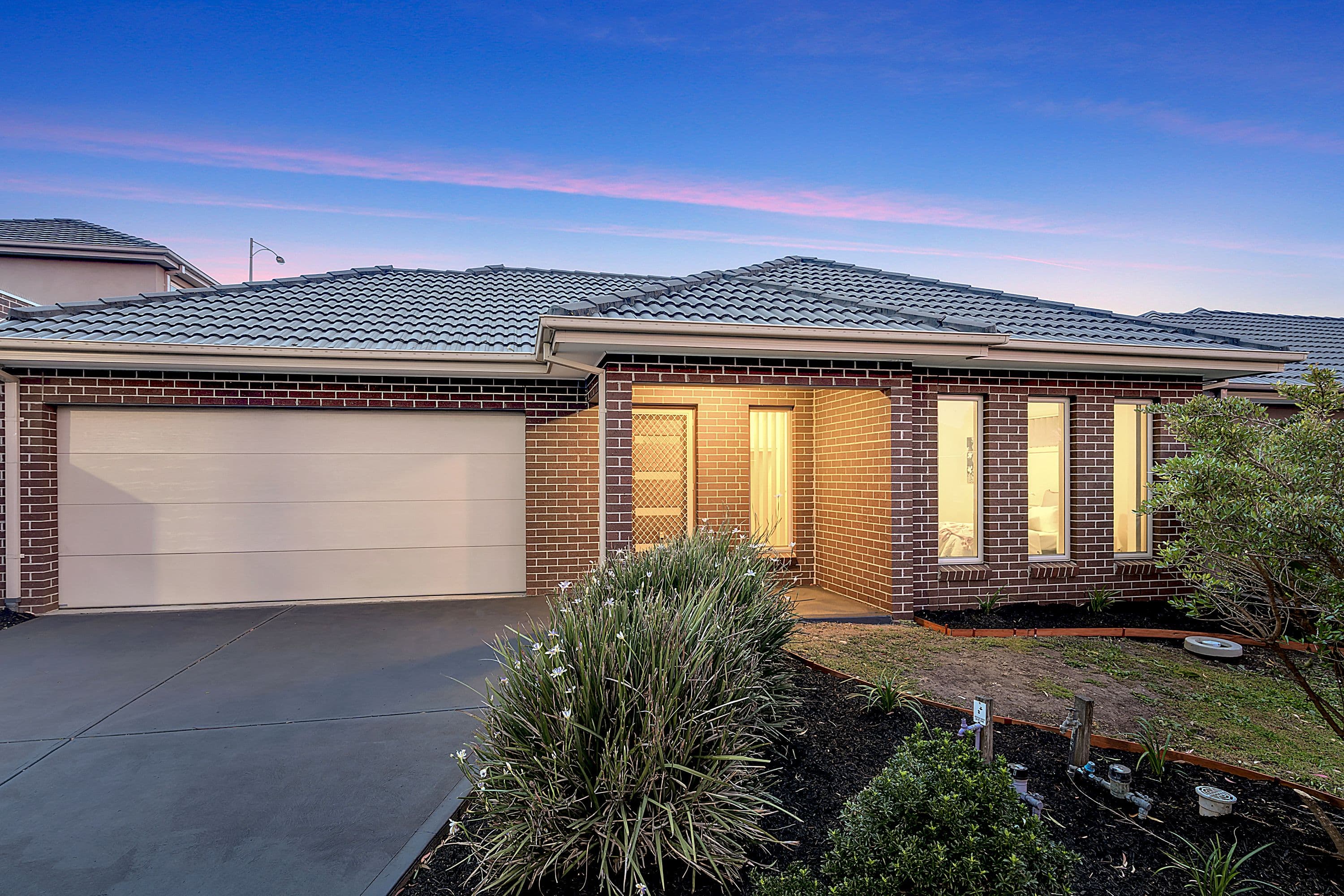 8 Hollows Court, Craigieburn VIC 3064, Craigieburn - Thumbnail 2