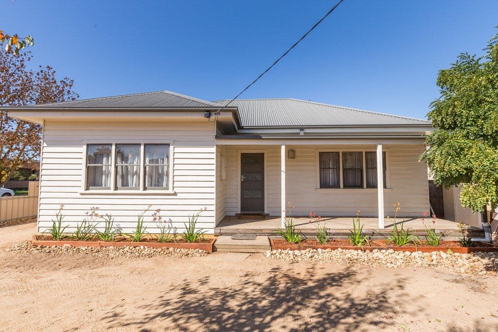 11 Robinson Street, Horsham VIC 3400, Horsham - Image 1