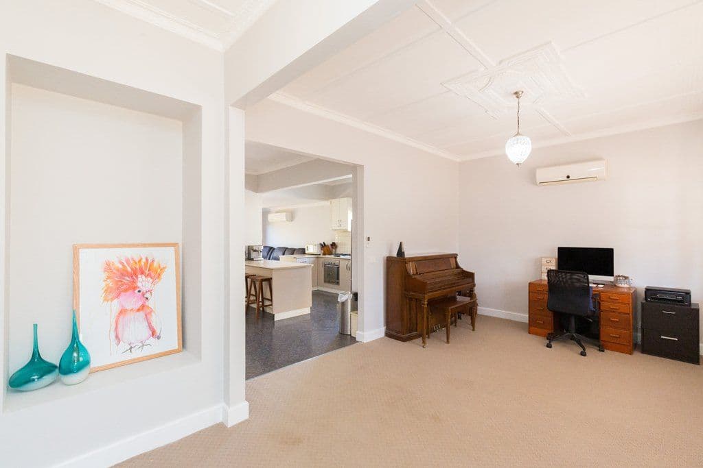 11 Robinson Street, Horsham VIC 3400, Horsham - Thumbnail 2