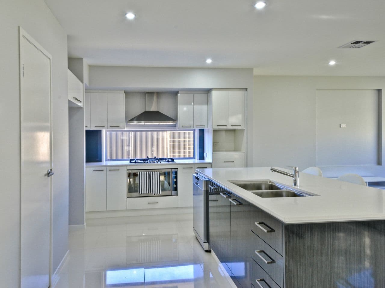 142 Cracknell Road, TARRAGINDI QLD 4121, Tarragindi - Thumbnail 2