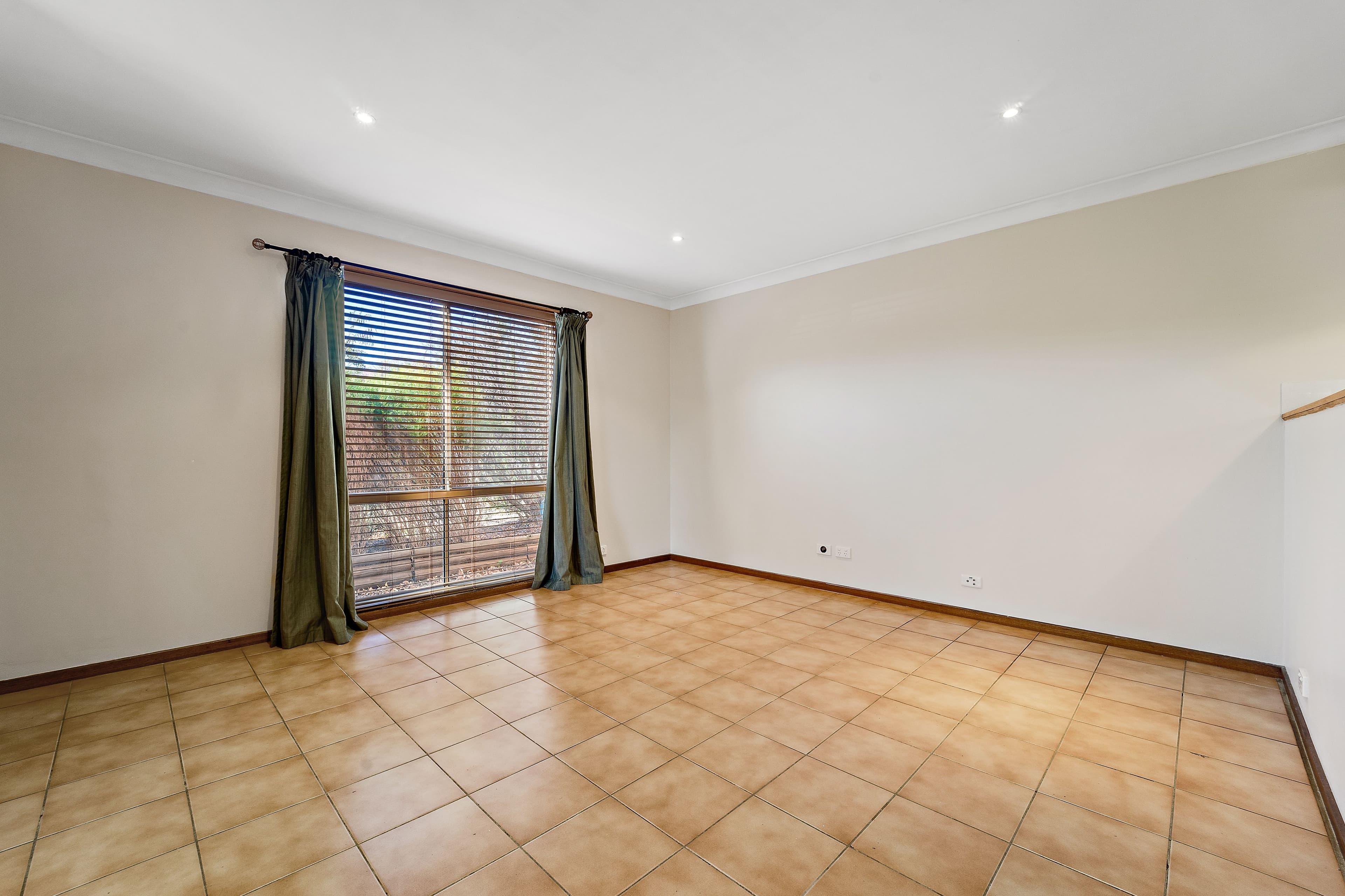 16 Ironbark Crescent, Banks ACT 2906, Banks - Thumbnail 6