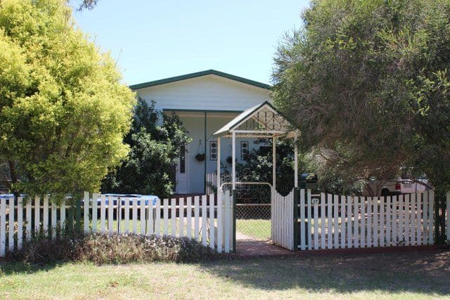 17 Carter Street, CHARLEVILLE QLD 4470, Charleville - Thumbnail 2