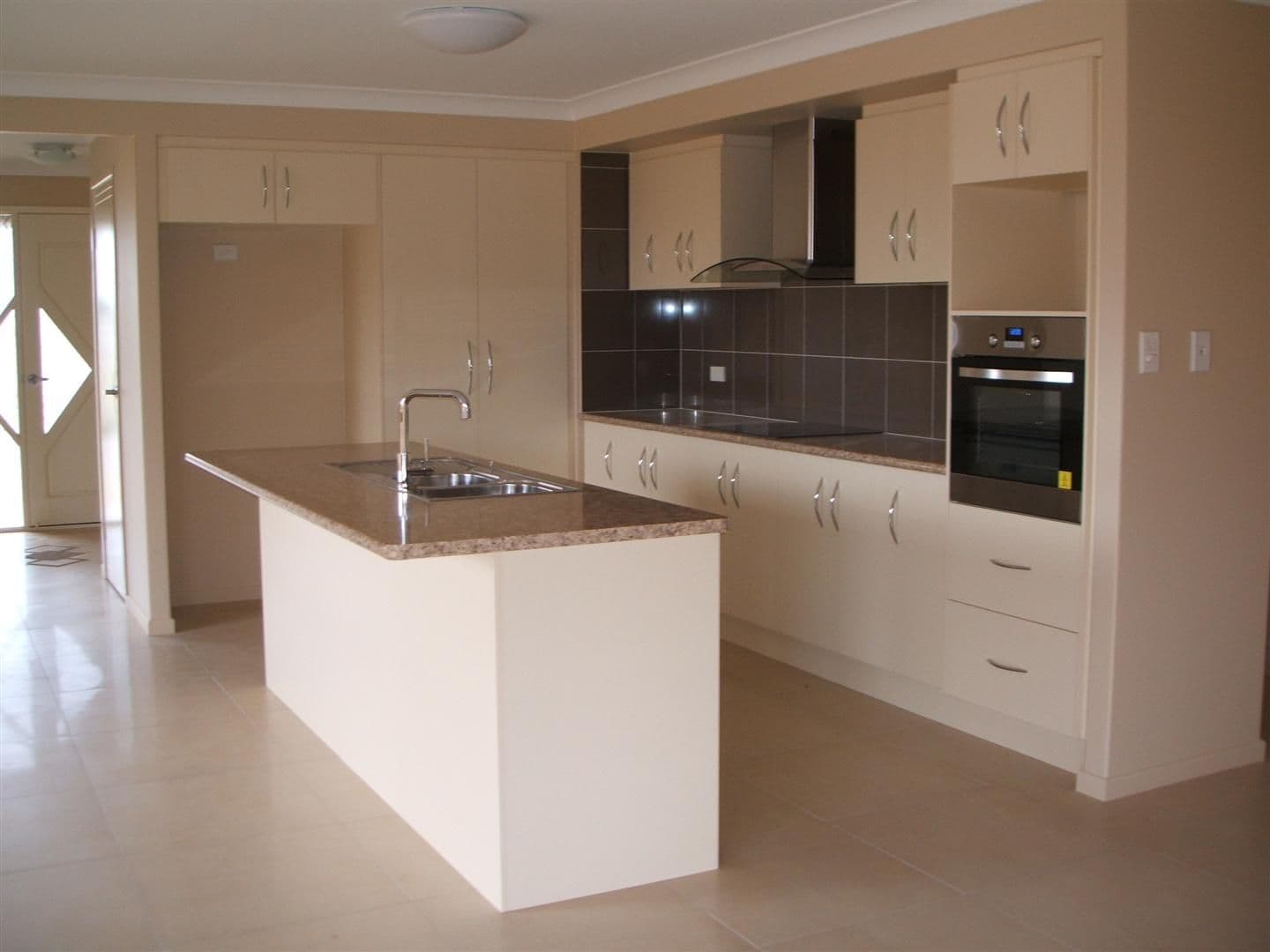 33 Broadhurst Drive, GRACEMERE QLD 4702, Gracemere - Thumbnail 2