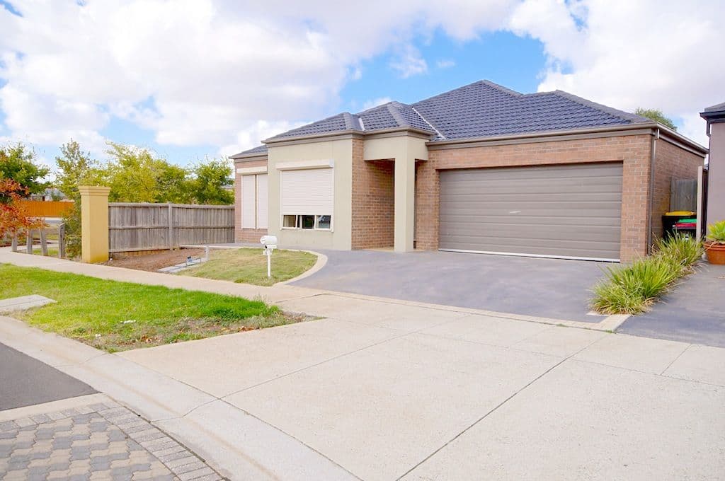 16 Barringo Way, Caroline Springs VIC 3023, Caroline Springs - Thumbnail 2