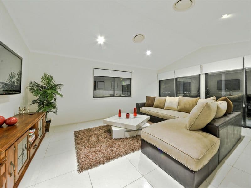 8 Favius Avenue, SEVEN HILLS QLD 4170, Seven Hills - Thumbnail 2
